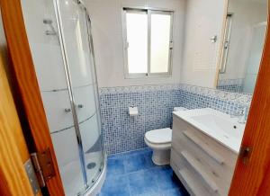 uma casa de banho com um WC, um chuveiro e um lavatório. em Piso con balcón La Alberca, Murcia em Múrcia