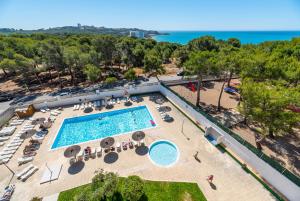 an overhead view of a swimming pool at a resort at Apartamento bonito en Salou con piscina in Salou