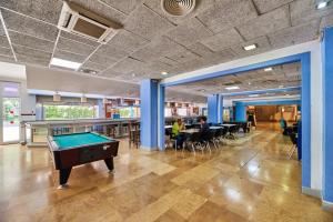 a room with a pool table and a bar at Apartamento bonito en Salou con piscina in Salou