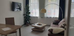 uma sala de estar com um sofá e uma mesa em Möblierte Wohnung auf Zeit em Mühlhausen