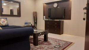 uma sala de estar com um sofá e uma televisão em LEVEL FIVE ZERO em Murree