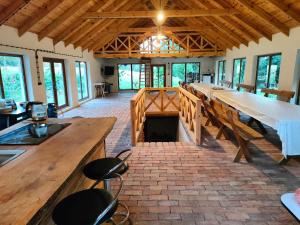 une grande salle avec des tables et des chaises dans un bâtiment dans l'établissement Agrowinnica, à Borzytuchom