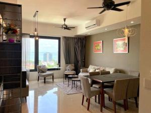 un salon avec une table et un canapé dans l'établissement The Ash, 3BR Seaview by WStay @ Tropicana 218 Macalister, à George Town