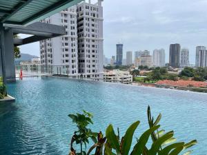 a large swimming pool on the roof of a building at The Ash, 3BR Seaview by WStay @ Tropicana 218 Macalister in George Town