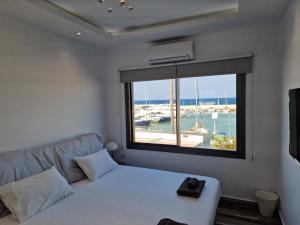 Ένα ή περισσότερα κρεβάτια σε δωμάτιο στο The Belvedere Latchi Marina