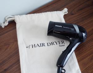 um secador de cabelo em cima de uma toalha em Thezen Hotel em Yasothon