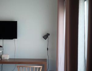 Μια τηλεόραση ή/και κέντρο ψυχαγωγίας στο Thezen Hotel +15 φωτογραφίες