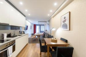 a kitchen and dining room with a table in a room at Braga Center Apartments - São Vicente in Braga