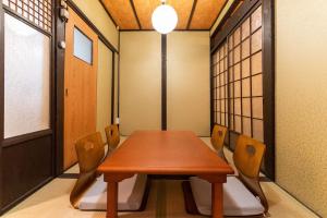 a conference room with a wooden table and chairs at miyu 灵谷 デザイナーズ和の空間友達グループ最適ゲーム室完備新しいオープン in Osaka