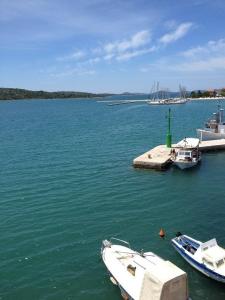 eine Gruppe von Booten, die an einem Dock im Wasser angedockt sind in der Unterkunft Apartment Sara in Pirovac