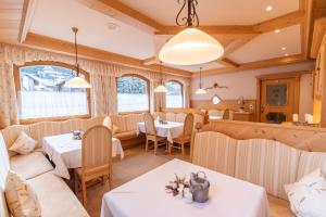 Predel za sedenje v nastanitvi Hotel Garni Apart TINA