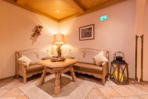 Predel za sedenje v nastanitvi Hotel Garni Apart TINA