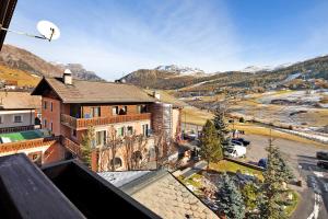 widok z góry na miasto w obiekcie Casa Marcos n 34 w Livigno