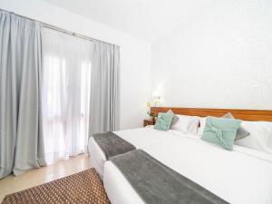 a bedroom with two beds and a large window at Balneario Pozo de la Salud in Sabinosa