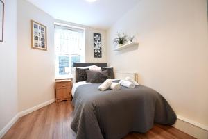 1 dormitorio con cama y ventana en Kingsley Apartments Tower Bridge en Londres