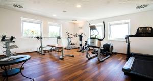 einen Fitnessraum mit mehreren Trainingsgeräten in einem Raum in der Unterkunft Best Western Hotel am Walserberg in Wals