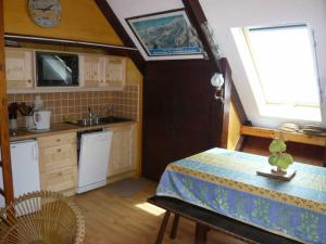 a small kitchen with a table and a window at Chalet Corrençon-en-Vercors, 2 pièces, 6 personnes - FR-1-515-55 in Corrençon-en-Vercors