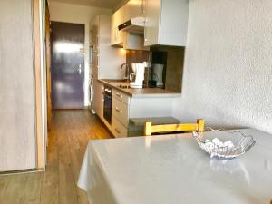 a kitchen with a table with a bowl on it at Studio Villard-de-Lans, 1 pièce, 4 personnes - FR-1-515-53 in Villard-de-Lans