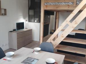 een kamer met een tafel en een stapelbed bij Studio Villard-de-Lans, 1 pièce, 4 personnes - FR-1-515-110 in Villard-de-Lans