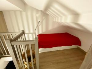 Pokój z czerwonym łóżkiem na poddaszu w obiekcie Charmant 2 Pièces Rénové 6 Pers, Balcon, Proche Pistes et Commerces - Morillon 1100 - FR-1-412-82 w mieście Morillon +5 zdjęć