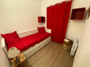 mały pokój z czerwonym łóżkiem i czerwoną zasłoną w obiekcie Charmant 2 Pièces Rénové 6 Pers, Balcon, Proche Pistes et Commerces - Morillon 1100 - FR-1-412-82 w mieście Morillon