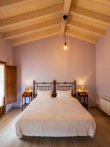 1 dormitorio con 1 cama grande y 2 mesitas de noche en Casa Rural Picu Llagos, en Cangas de Onís