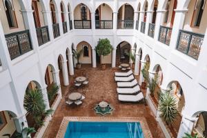 einen Blick über den Innenhof mit Pool in der Unterkunft Equity Point Marrakech in Marrakesch