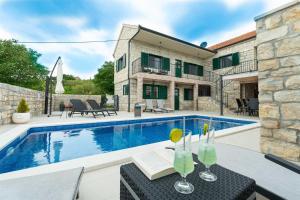 Πισίνα στο ή κοντά στο Stone villa Didovi Snovi with heated pool