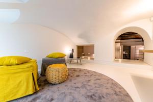 een woonkamer met een bed en een tafel bij BnButler - Bergamo Città Alta - Appartamento di Charme in Bergamo