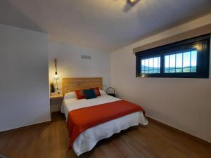 un dormitorio con una cama y una ventana en La Garzona, en Andújar 21 fotos más