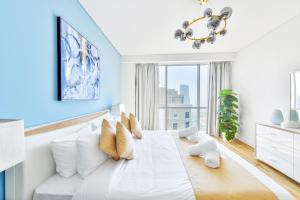 un letto bianco in una stanza con finestra di Luxury JBR I Al Fattan Full Sea View I Free 5 star Beach Resorts Access a Dubai