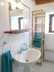 ein Bad mit einem Waschbecken und einem Spiegel in der Unterkunft Maison de 4 chambres avec jardin amenage et wifi a Pleven in Pléven