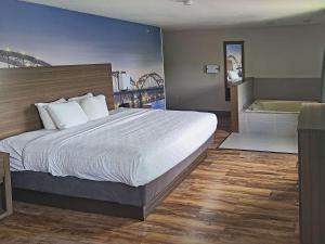 Postel nebo postele na pokoji v ubytování Clarion Pointe Bettendorf - Quad Cities + 30 fotografií