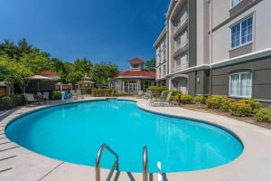 The swimming pool at or close to La Quinta by Wyndham Birmingham Hoover