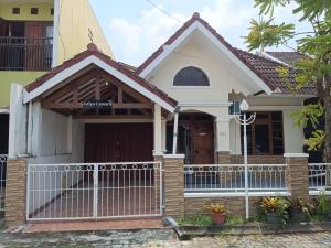 une maison avec une porte devant elle dans l'établissement Ndalem Cemara Homestay, à Yogyakarta