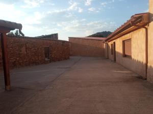 an empty alleyway between two brick buildings at Casa Rural El Cañico in Otero de Bodas