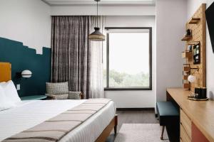 um quarto com uma cama e uma grande janela em Origin Austin, a Wyndham Hotel em Austin