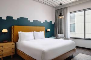 Postel nebo postele na pokoji v ubytování Origin Austin, a Wyndham Hotel