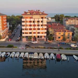 einer Gruppe von Booten, die in einem Yachthafen angedockt sind in der Unterkunft Aparthotel Capitol in Grado