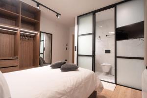 A bed or beds in a room at #G32 Luxury residence in the centre of Volos