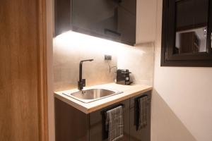 A kitchen or kitchenette at #G32 Luxury residence in the centre of Volos