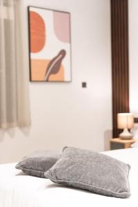 A bed or beds in a room at #G32 Luxury residence in the centre of Volos