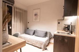 A kitchen or kitchenette at #G32 Luxury residence in the centre of Volos