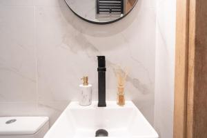 A bathroom at #G32 Luxury residence in the centre of Volos Még 14 kép