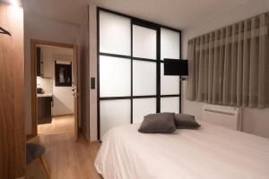 A bed or beds in a room at #G32 Luxury residence in the centre of Volos