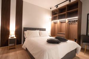 A bed or beds in a room at #G32 Luxury residence in the centre of Volos