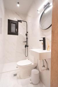 A bathroom at #G32 Luxury residence in the centre of Volos