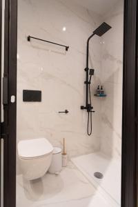 A bathroom at #G32 Luxury residence in the centre of Volos