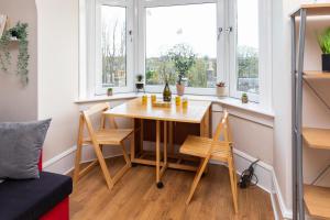 un pequeño comedor con mesa y ventana en Modern Aberdeen City apartment free parking, en Aberdeen