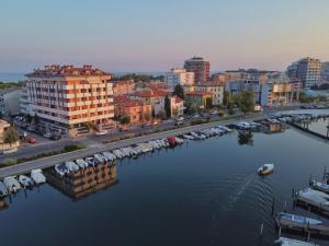 Luftblick auf eine Stadt mit Fluss in der Unterkunft Aparthotel Capitol in Grado